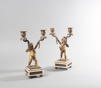 null Paire de bougeoirs en bronze ciselé et doré, les fûts en forme de putti casqués...