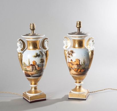 null Paire de vases en porcelaine à décor or et polychrome de paysages animés, les...
