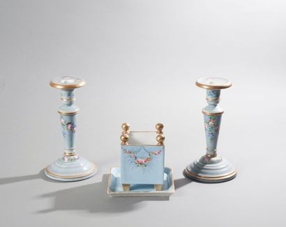 null Bayeux. Paire de bougeoirs, petite jardinère et son plateau en porcelaine à...