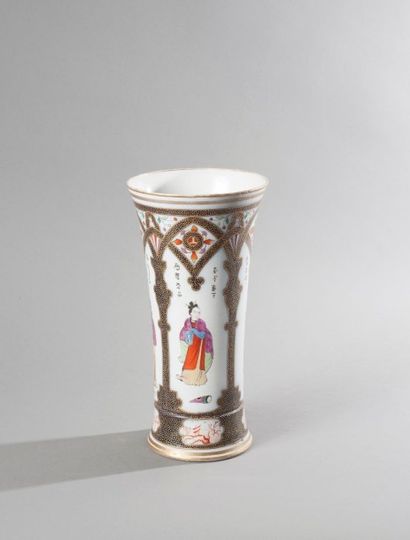 null Bayeux, vase cornet en porcelaine à décor polychrome de chinois sous des arcatures...