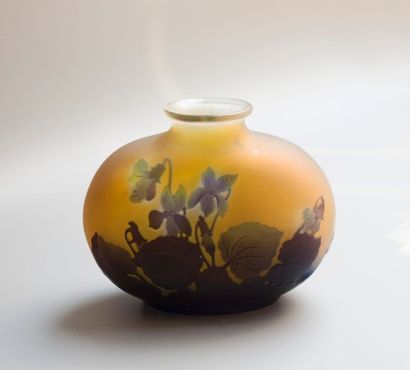 null ETABLISSSEMENT GALLE

Vase à panse bombée en méplat en verre doublé à décor...