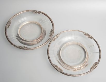 null Paire d’assiettes de présentation en verre gravés de guirlandes feuillagées...