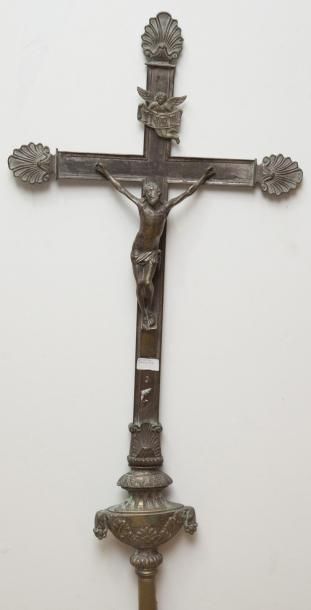 Croix de procession en métal. XIXe siècle....
