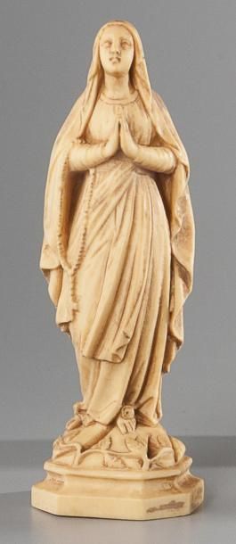 Vierge en prière Statuette en ivoire sculptée...