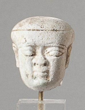 EGYPTE Tête de Ptah-Patek Le crâne est volumineux et plat à l'arrière, caractéristique...