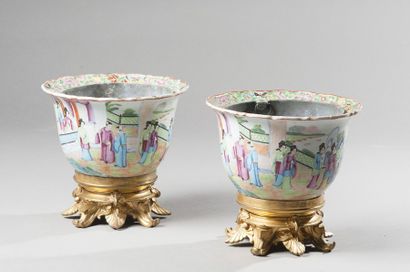 null Paire de cache-pots en porcelaine de Canton à décor polychrome de scènes de...