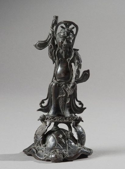 null Mandarin assis en bronze patiné noir. Chine, XVIIIe siècle. Haut. : 27 cm