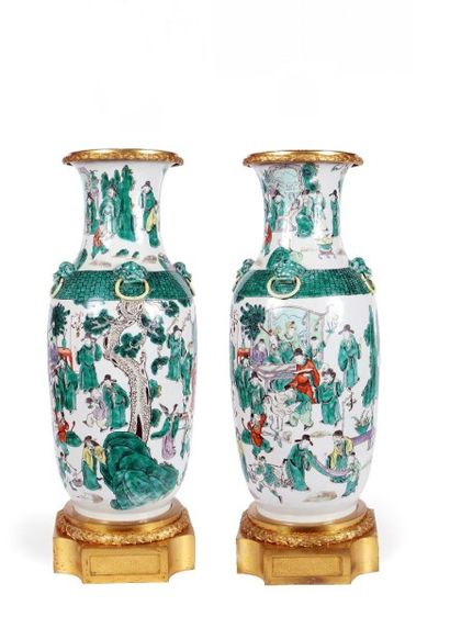 null Paire de grands vases balustre en porcelaine de Chine dans le style de la famille...