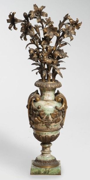 null Vase balustre sur piédouche en marbre jaspé vert surmonté d’un bouquet de fleurs...