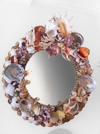 null Miroir circulaire néo-baroque au cadre composé de coquillages et de coraux....