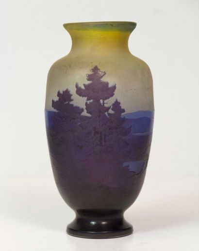 null Emile Gallé (1846 - 1904) Vase balustre à col et base galbé en verre multicouche...