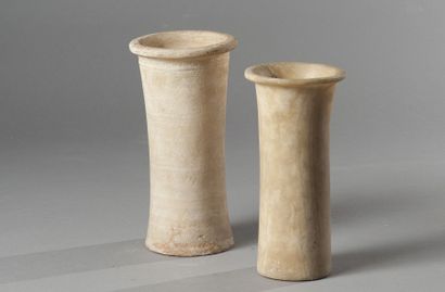 null Vase cylindrique en Albâtre. Egypte, basse époque. Haut. : 35 cm