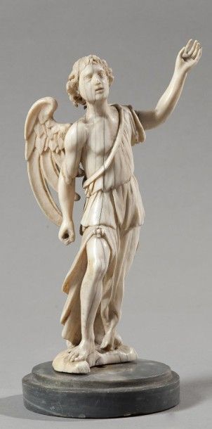 null Saint Michel en ivoire finement sculpté, le bras levé, la main droite tenant...
