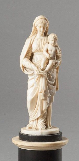 null Vierge à l’enfant en ivoire. Socle en ébène et ivoire. XVIIIe siècle. Haut....