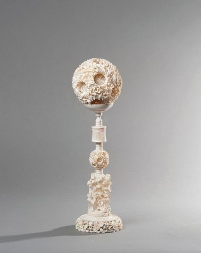 null Groupe en ivoire représentant une colonne sculptée et ajourée d’éléments mobiles...