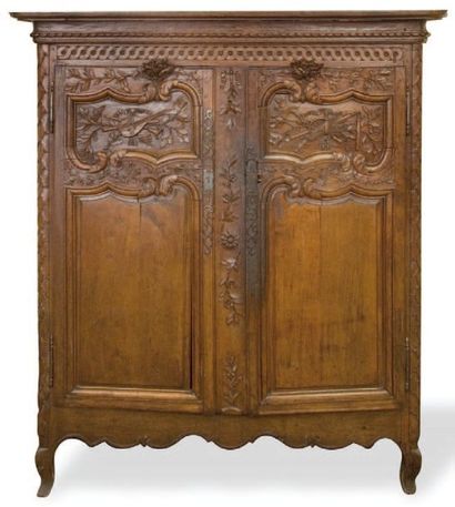 null Armoire basse en chêne sculpté d'attributs de la musique et du jardin dans des...