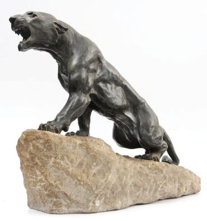 null CARTIER Tigre sur un rocher en bronze à patine brune, socle en pierre taillée....