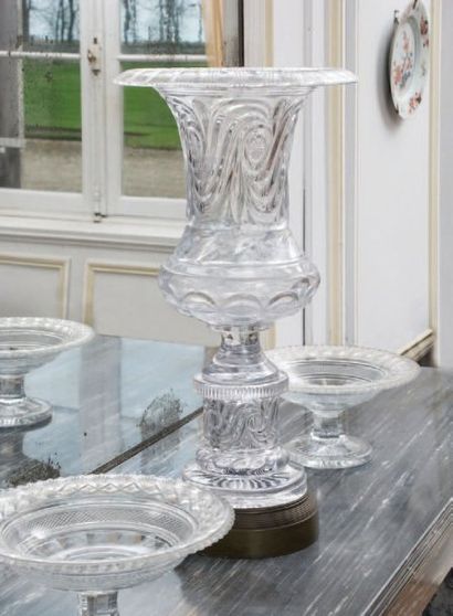 null Paire de coupes en cristal taillé sur piédouche, à décor de croisillons et frise...