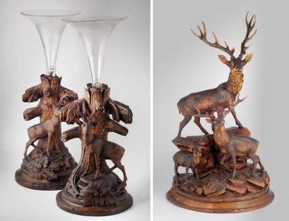 Groupe en bois sculpté représentant des cerfs...