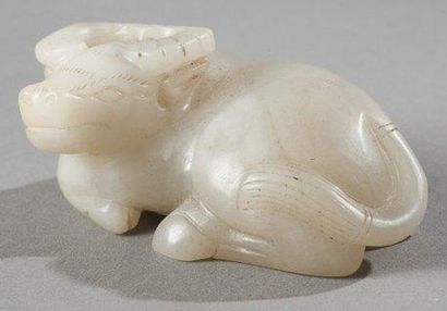 null Statuette en jade céladon représentant un buffle allongé. Chine. Long.: 6,5...