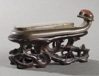 null Fibule en bronze reprenant la forme d'un sceptre ruyi avec incrustation de jade...