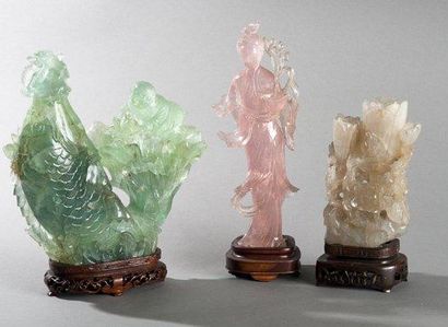 null Lot comprenant une déesse en quartz rose, un sujet floral en quartz et un vase...
