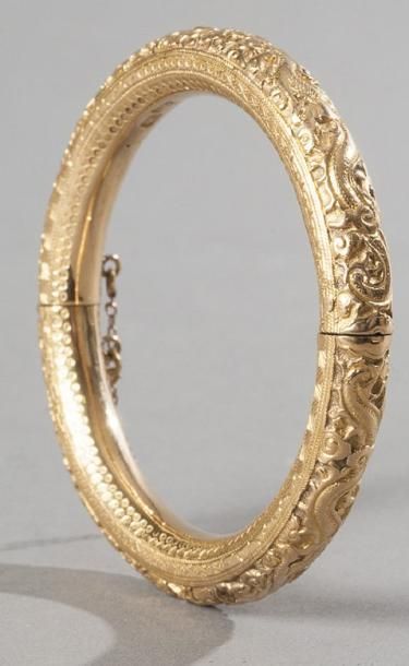null Bracelet en or jaune à décor finement ciselé de dragons. Chine du Sud, XIXe...