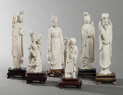 null Lot de six statuettes en ivoire représentant divers personnages. Chine, début...