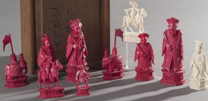 null 32 Pièces de jeu d'échec en ivoire sculpté, un groupe teinté rouge, l'autre...