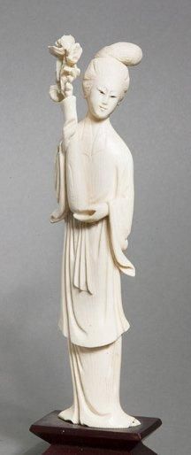 null Sujet en ivoire: Jeune femme au vase fleuri. Chine Haut.: 18 cm
