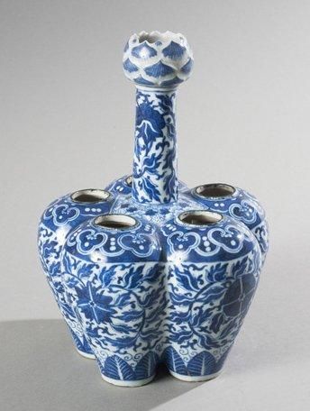 Bouquetière polylobée en porcelaine bleu...