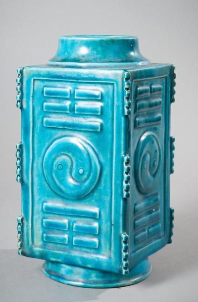Joli vase cong émaillé turquoise à décor...