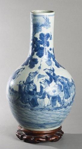 null Vase bouteille à long col en porcelaine blanche à décor en bleu sous couverte...
