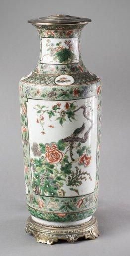 null Vase rouleau en porcelaine et émaux de la famille verte à décor en réserves...