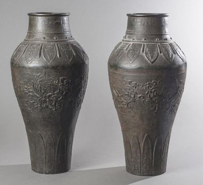 null Paire de grands vases balustres en bronze de patine brune à décor archaïque...
