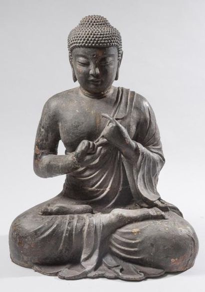 null Bouddha en fonte de fer anciennement laquée et dorée, assis en samadi les mains...
