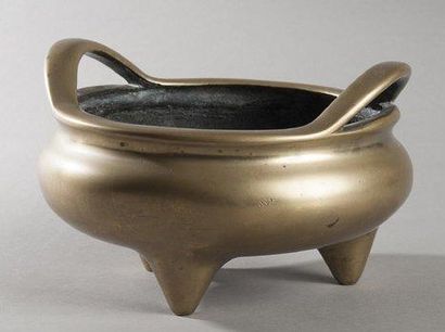 null Brûle parfum tripode en bronze de patine dorée. Chine, XIXème siècle, porte...