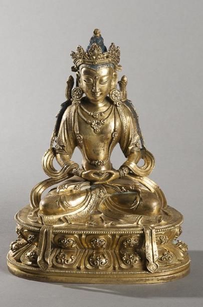 null Sujet en bronze doré représentant Bouddha assis en méditation sur un socle formé...