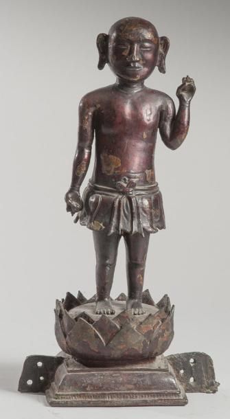 null Sujet en bronze laqué représentant le bouddha debout sur un lotus. Chine du...