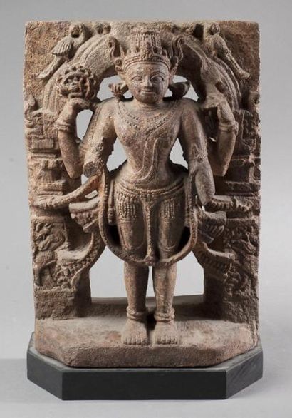 null Stèle en grès rose représentant Vishnu sous une arche. Inde, XIIIème siècle....