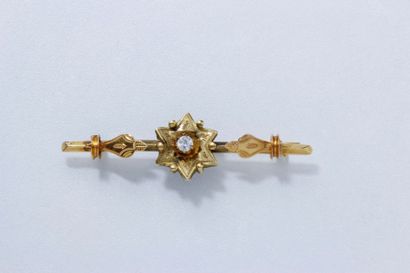 null Broche barrette en or, à décor d'étoile de David centrée d'une pierre blanche....