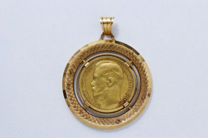 null Pendentif porte pièce en or, orné d'une pièce de 15 roubles à l'effigie du Tsar...