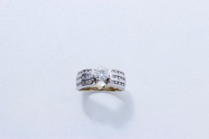 null Bague solitaire en or rhodié, ornée d'un diamant brillanté en serti griffe,...