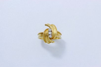 null Bague en or partiellement amati, stylisant un noeud rehaussé de 3 diamants brillantés....