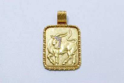 null FRED Pendentif en or, composé d'une plaque figurant en bas relief le signe zodiacal...