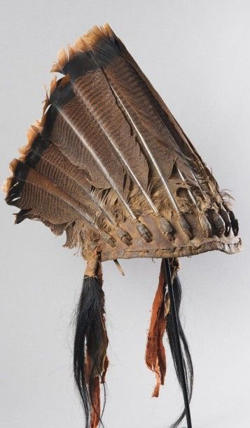 null Coiffe indienne, Style Sioux. XXe s. Belle coiffe de guerre. Pl., cuir ancien....