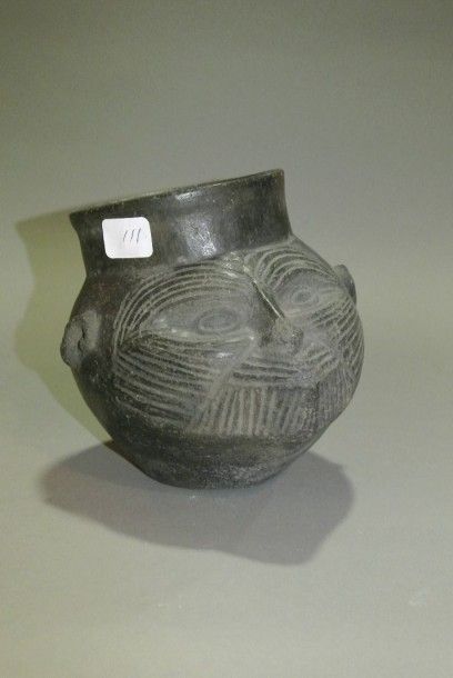 null Vase portrait représentant un animal.

Terre cuite noire.

Pérou. Culture Chimu,...