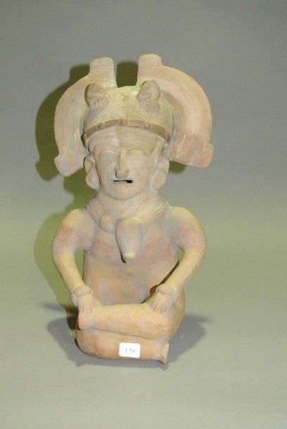 null Personnage assis en tailleur richement paré.

Terre cuite polychrome.

Equateur....