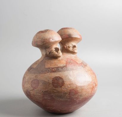 null Vase globulaire avec deux goulots représentants deux têtes portant une large...