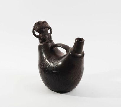 null Très beau vase en céramique noire avec traces de cinabre.

Il présente un personnage...